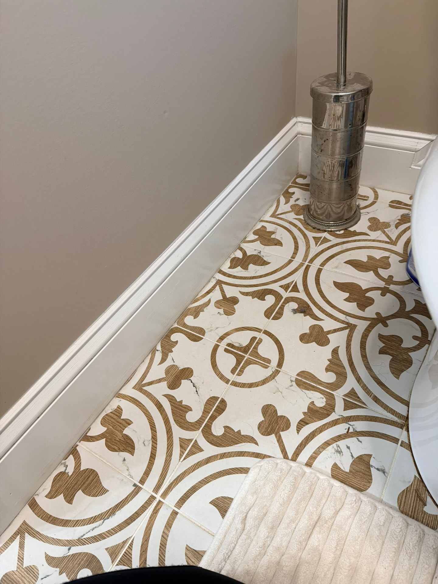 Floor edge and baseboard after deep cleaning
